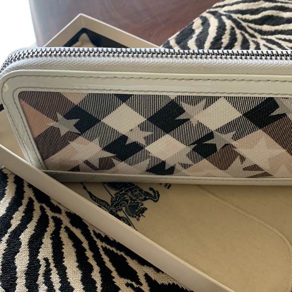 Designer Burberry Wallet, pre-owned used a few times, in very good condition. - Picture 13 of 16